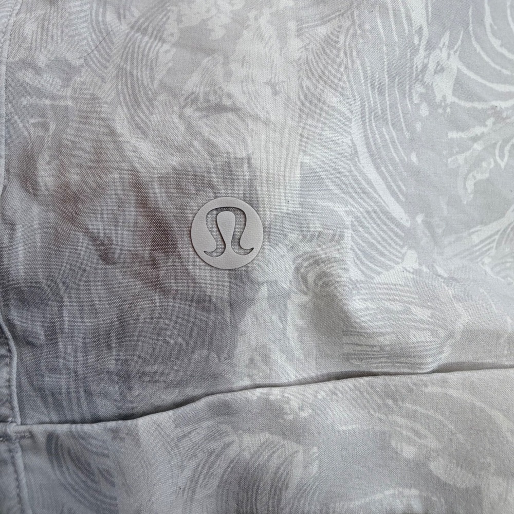 Lululemon Spring Break Away Grey White Wave Print Cuffed Shorts Size 6 - Picture 3 of 8